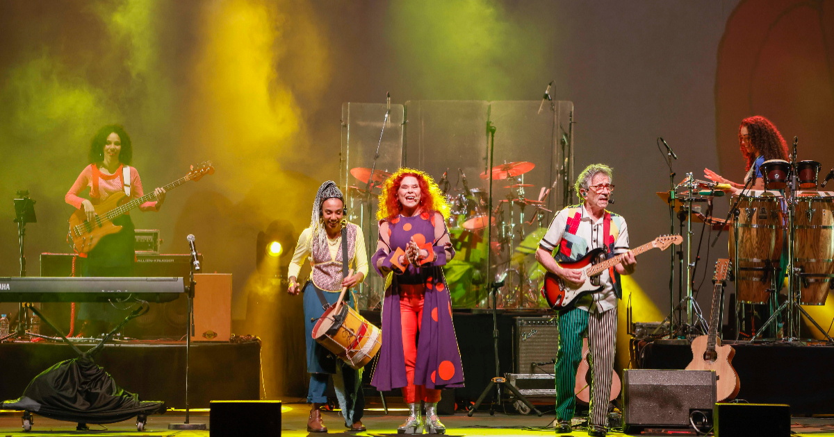 palavra cantada se apresentando no palco