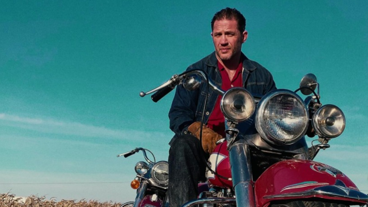 foto mostra tom hardy em uma moto