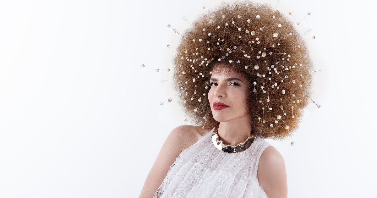 vanessa da mata posando