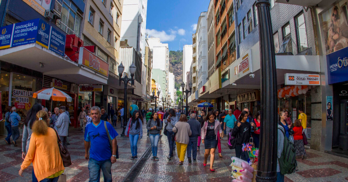 pessoas andando em rua de belo horizonte