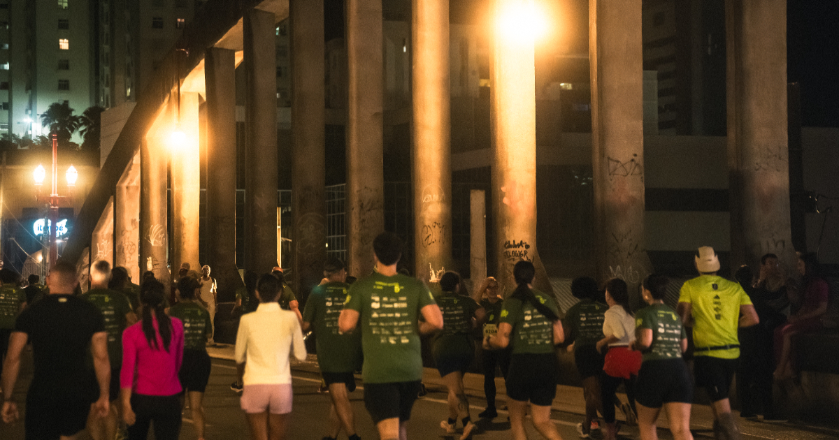 pessoas correndo no viaduto santa tereza