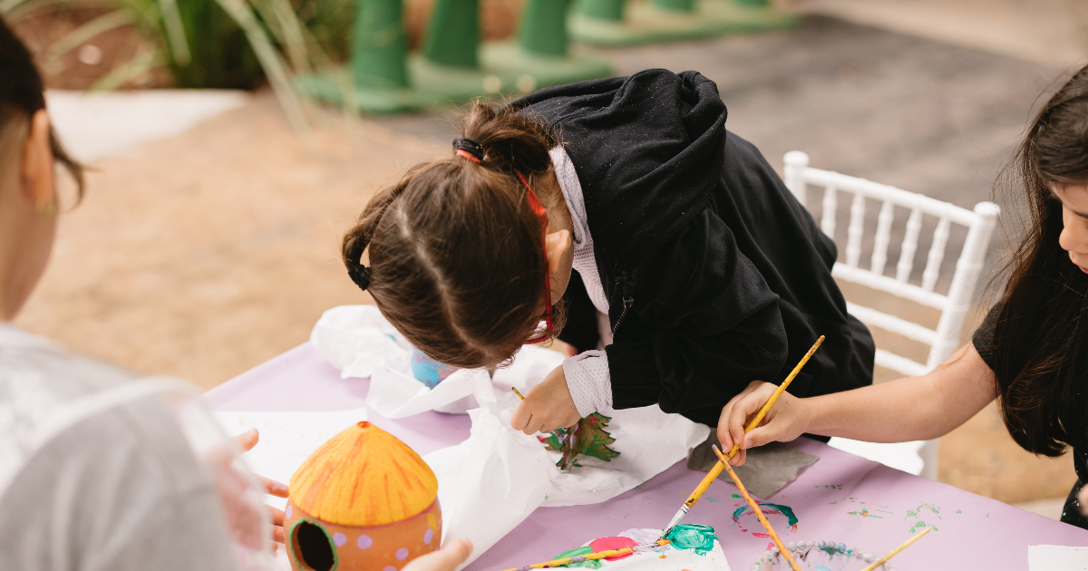 crianças pintando