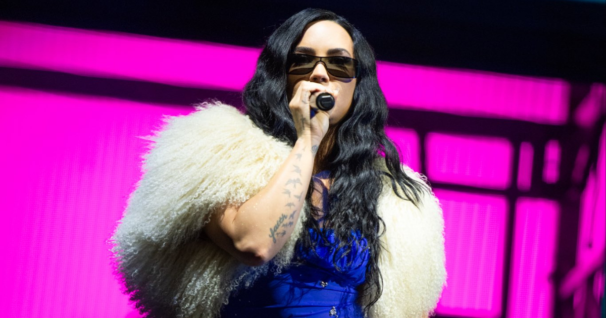 demi lovato cantando