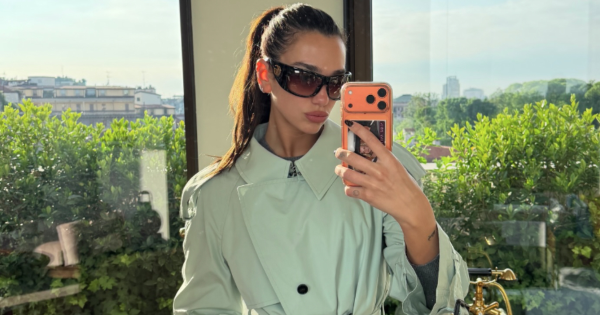 dua lipa posando na frente do espelho
