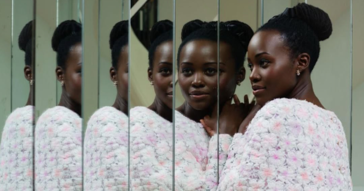 lupita nyong'o posando no espelho