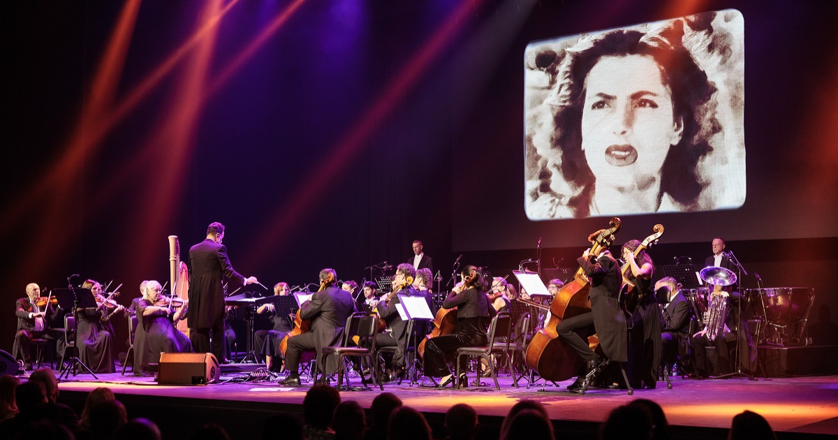orquestra tocando no espetáculo amália rodrigues sinfônico
