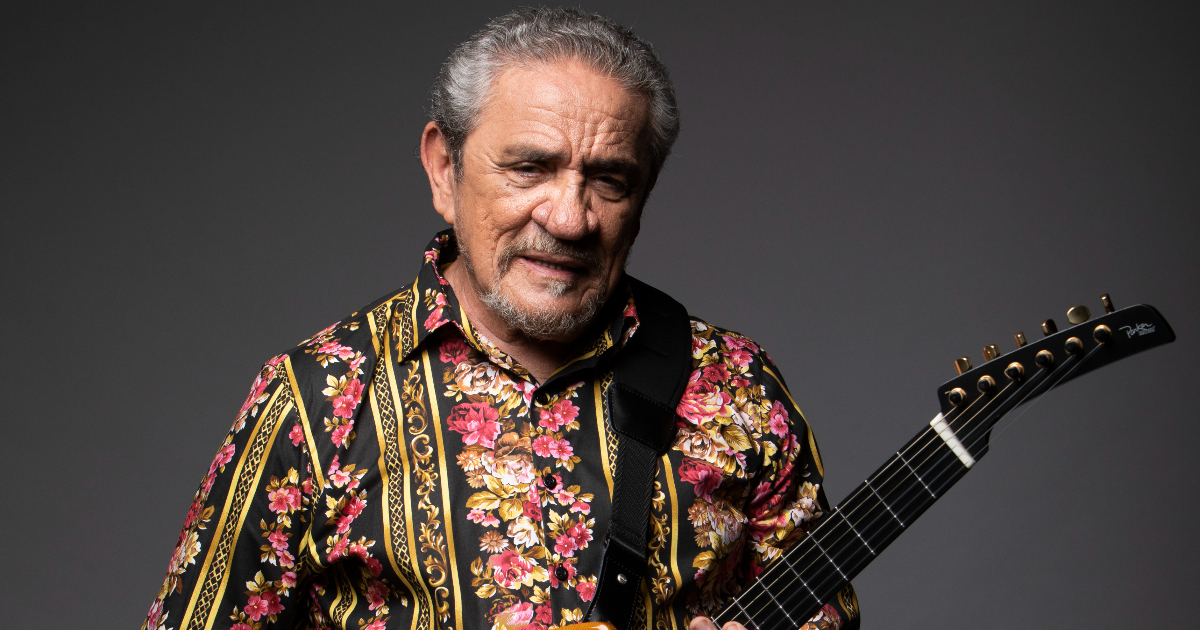 zé ramalho posando com instrumento