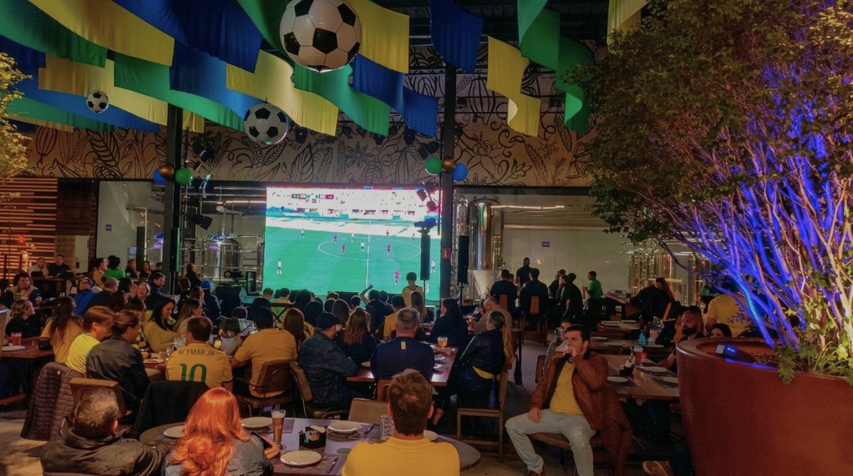 Rock nacional e telões gigantes Monka FanFest transmite Brasil x Escócia com show da banda Chevette Hatch