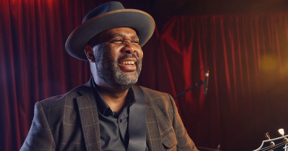 kirk fletcher sorrindo