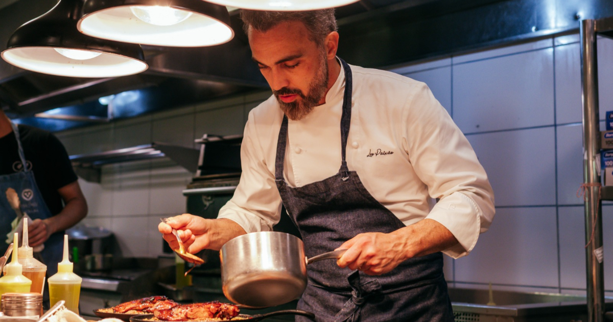 chef léo paixão cozinhando