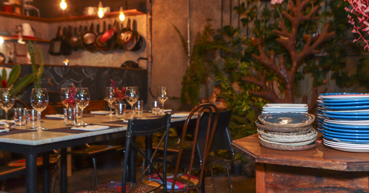 espaço do bistrô no quintal com chefs