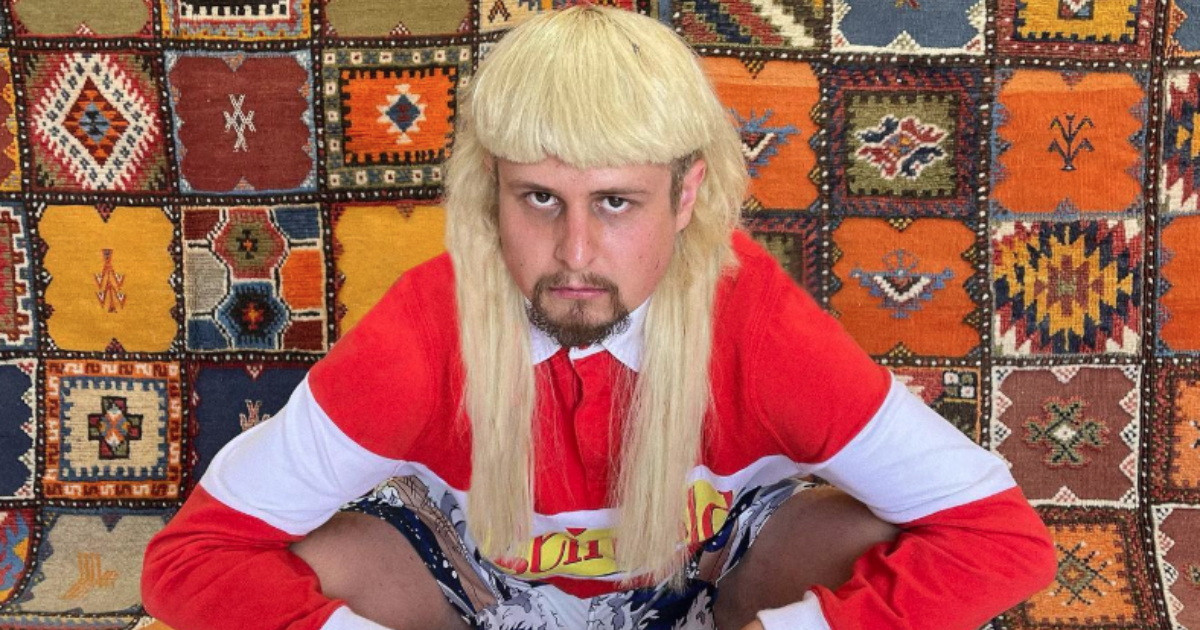 oliver tree posando de peruca