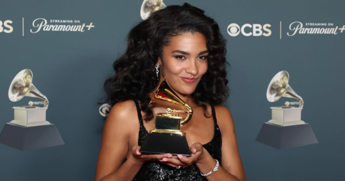 olivia dean segurando um grammy