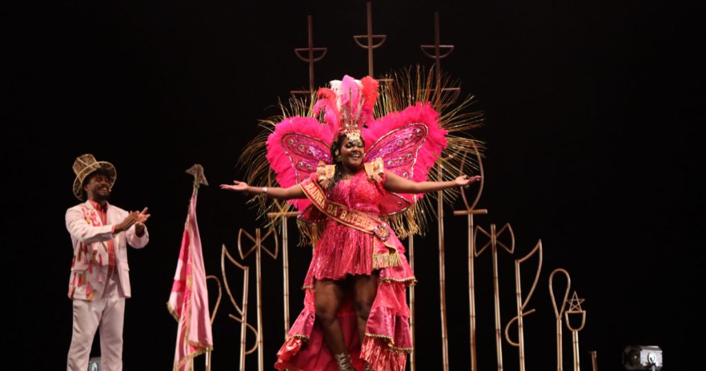 protagonista da peça aída a rainha da bateria encenando o espetáculo