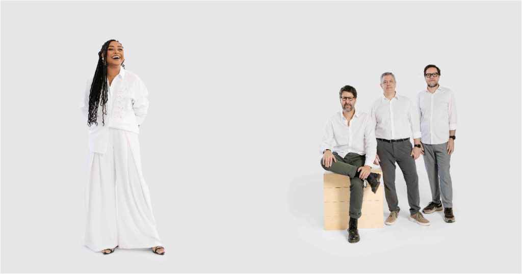 arquitetos posando em um fundo branco e vestindo roupas brancas
