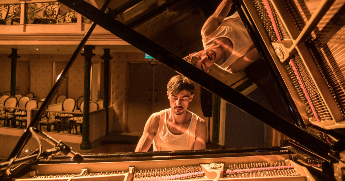 bruno Hrabovsky tocando piano