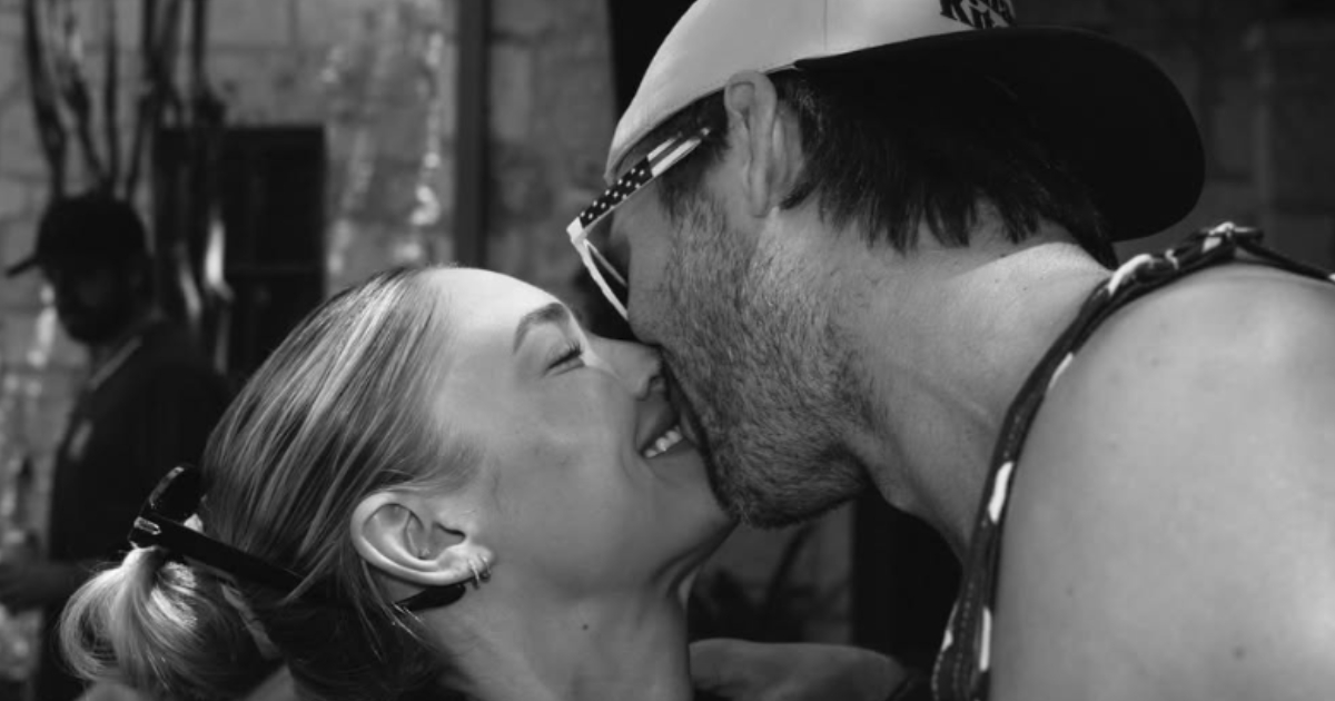michelle randolph e glen powell se beijando