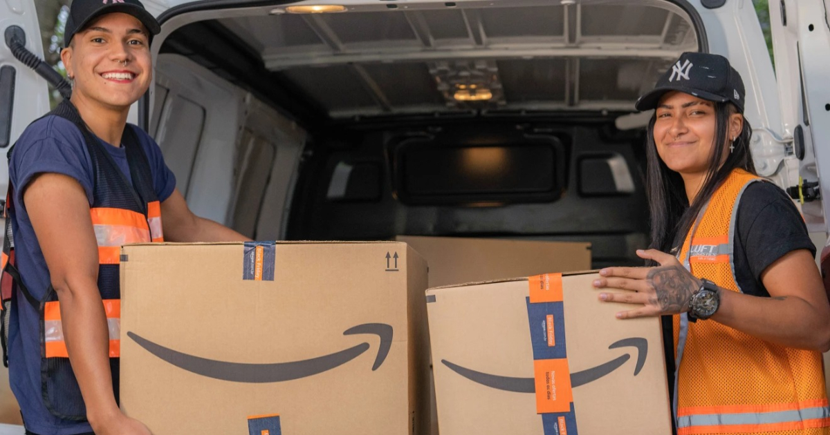 entregadores da amazon segurando caixas