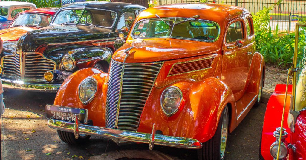 carros antigos expostos na bh classic auto fest