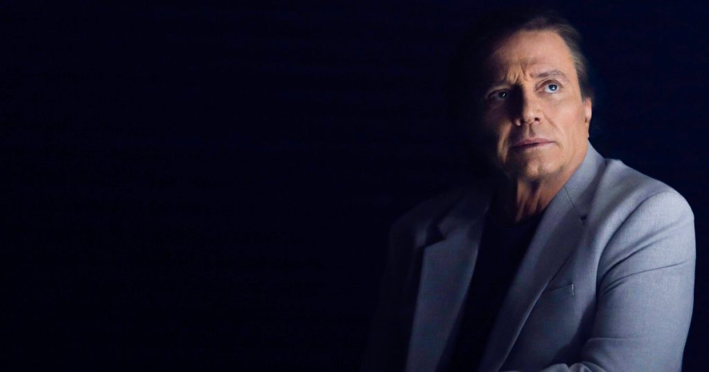 fábio jr. com a expressão séria e vestindo um blazer