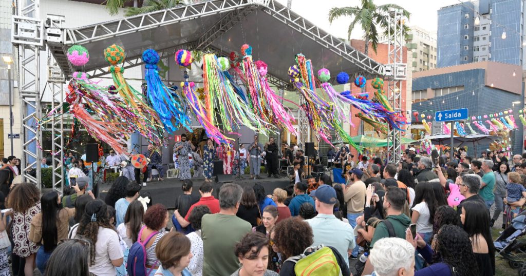 público em frente ao palco do festival tanabata matsuri