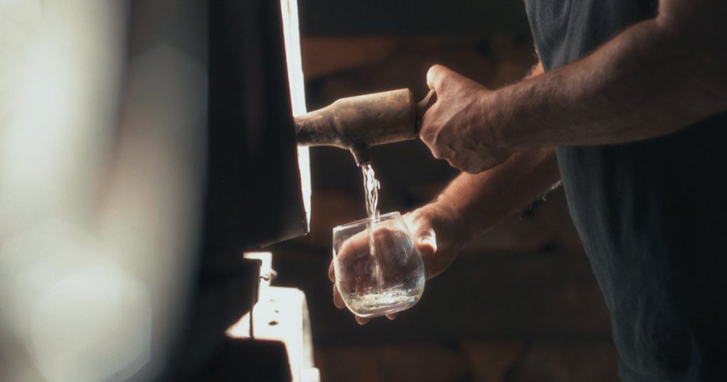 cena do filme cachaça, o espírito brasileiro