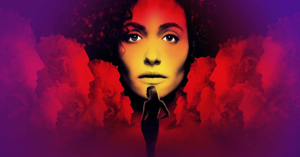 rosto de uma mulher negra com a silhueta de outra mulher à frente e sombras em tom de rosa e roxo