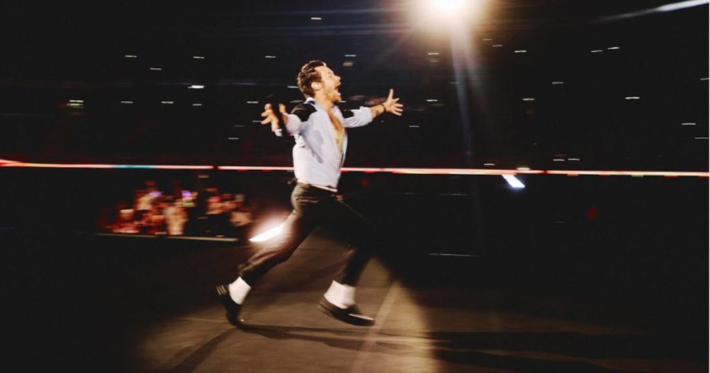 harry styles no palco de sua turnê together, together
