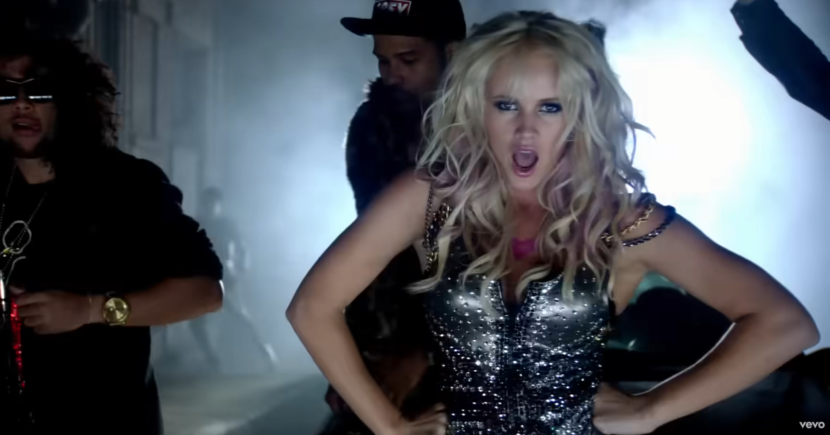 lauren bennett no clipe de rock party anthem