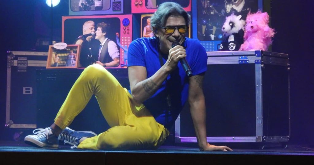 milton guedes no palco cantando lulu santos