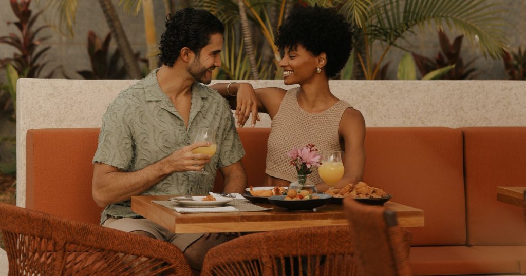 modelos simulando encontro no delicatto restaurante