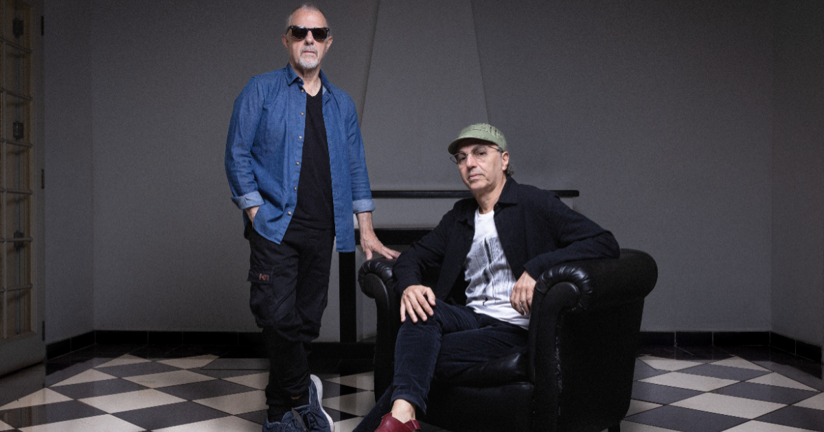 swami jr e zeca baleiro posando juntos