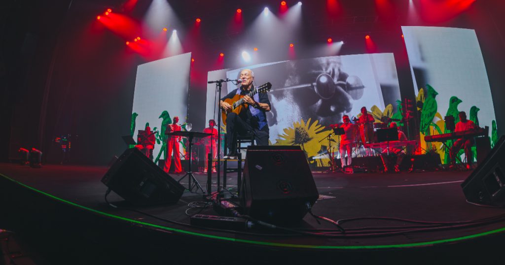 toquinho cantando no palco