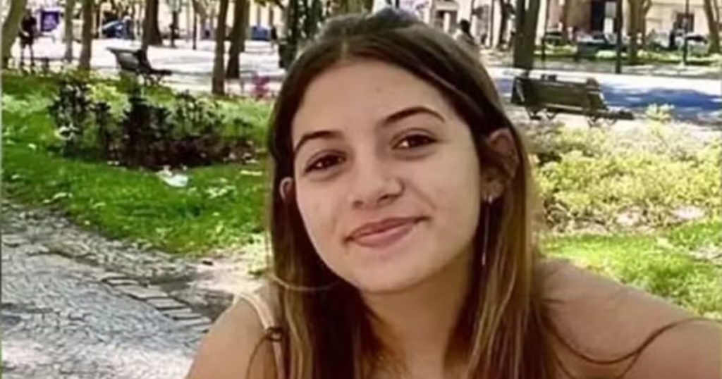 amélie voigt trejes sorrindo e de cabelos soltos