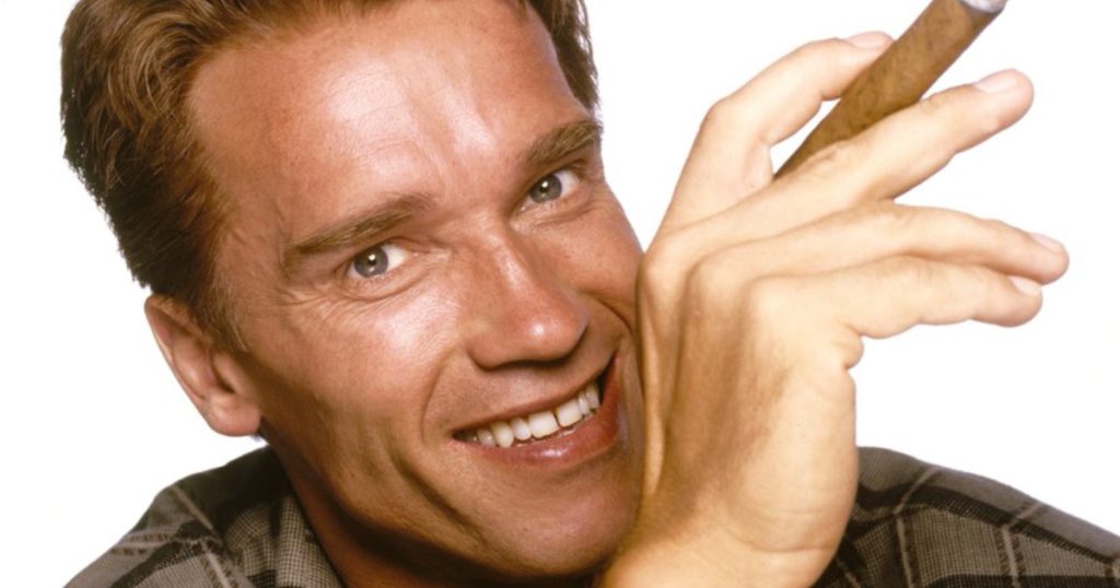 arnold schwarzenegger segurando um charuto