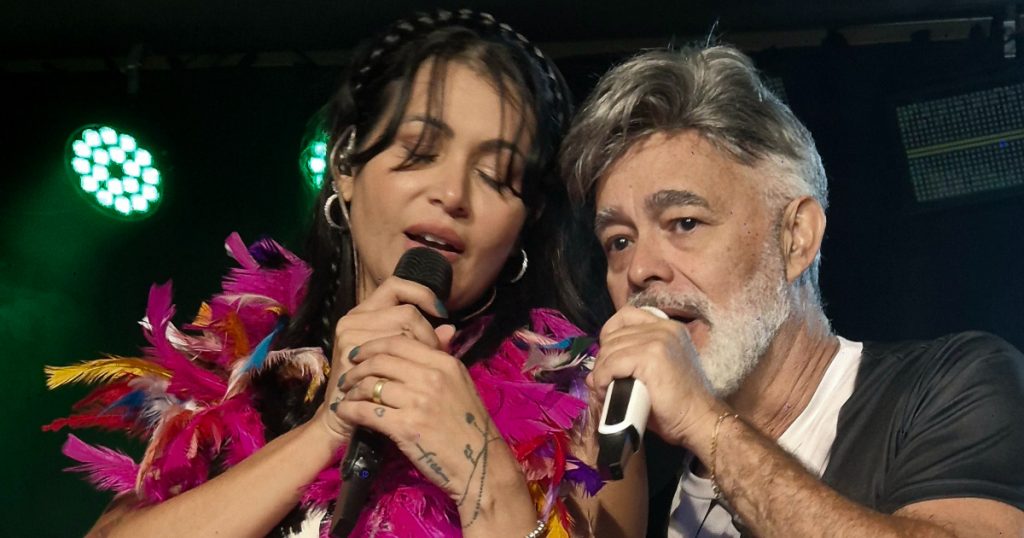 nivia aaliyah e agnaldo silva cantando no palco