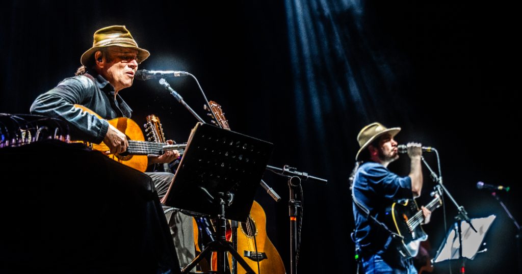 almir e gabriel sater cantando e tocando em palco de show