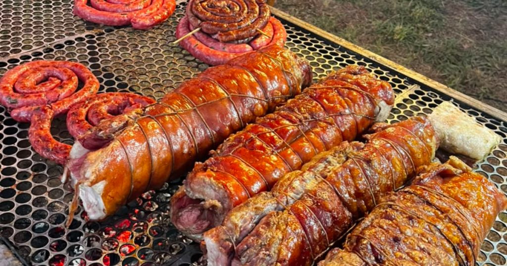 linguiça e bacon assando na brasa