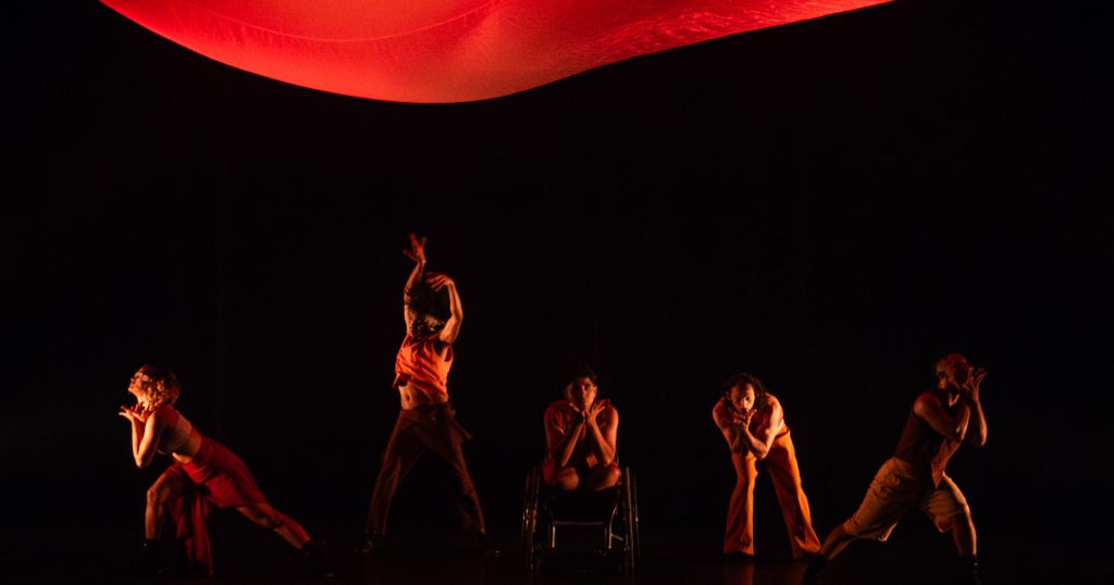companhia movidos dança no palco fazendo poses artísticas