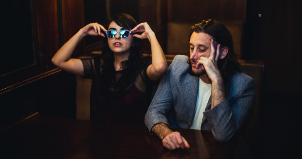 izza e evan sentados à mesa