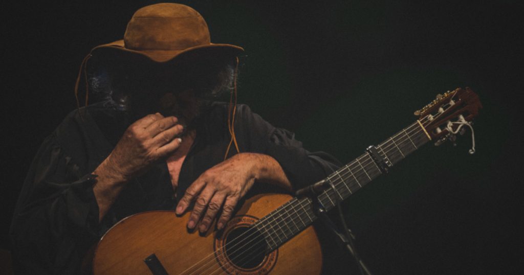 elomar com um violão no colo