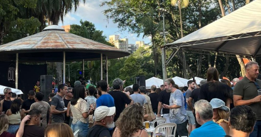público reunido em festival na praça
