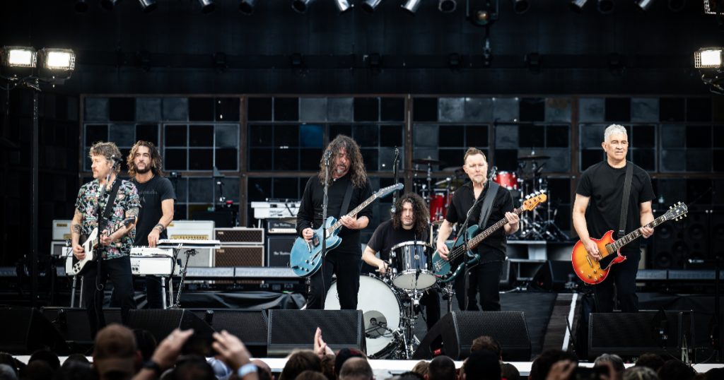 banda foo fighters se apresentando no palco em liverpool