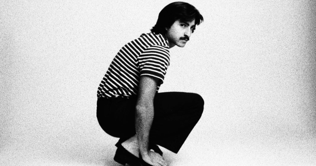 gabri colen posando agachado com efeito preto e branco