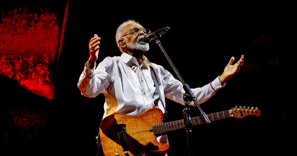 gilberto gil cantando no palco
