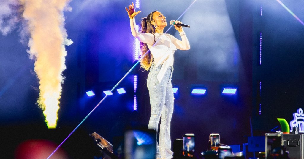 ivete sangalo cantando no palco