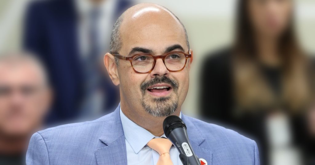 mateus simões falando ao microfone