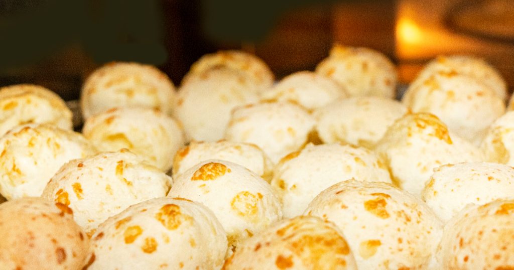 pães de queijo assados