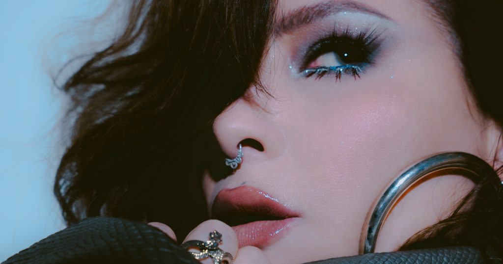 pitty posando de perfil com maquiagem azul nos olhos