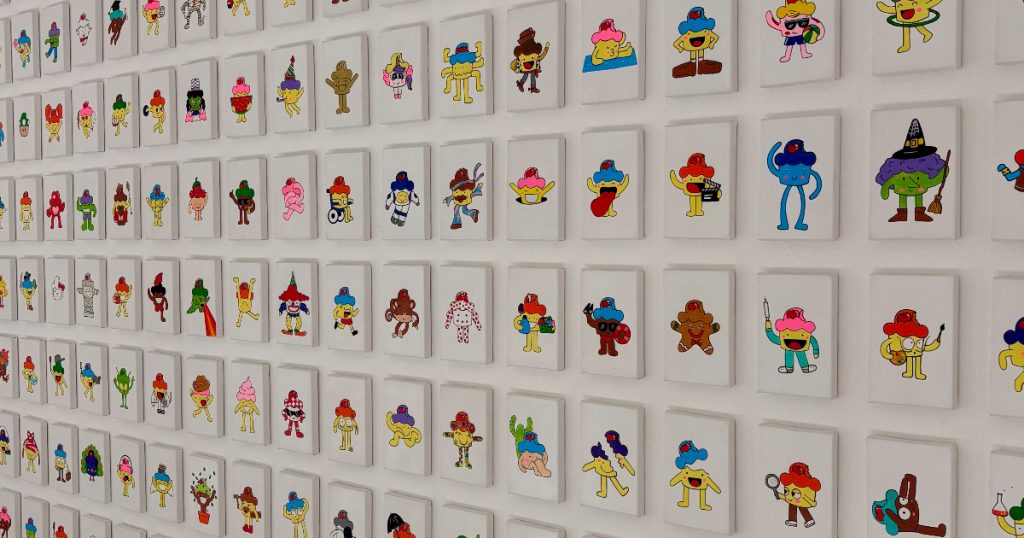 pequenas telas com bolinhos pintados em exposição no palácio das artes